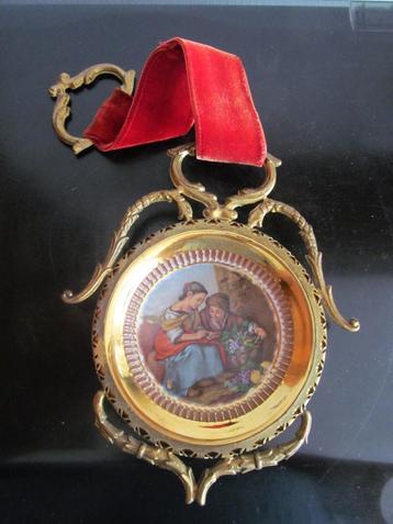 Vintage hand made in Italie - Florentine porselein medaillon beschikbaar voor biedingen