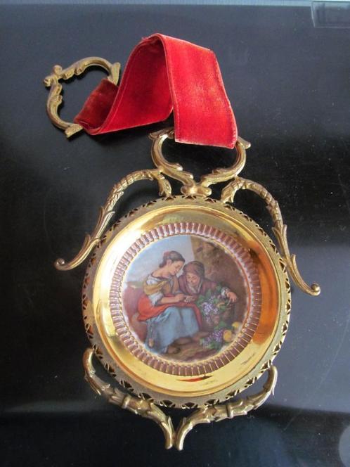 Vintage hand made in Italie - Florentine porselein medaillon, Antiek en Kunst, Antiek | Keramiek en Aardewerk, Ophalen