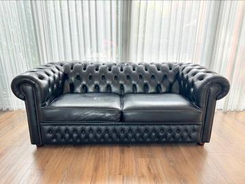 Prachtige zwart leren Chesterfield 2/3- zits bank. beschikbaar voor biedingen