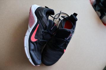 Nike Legend Essential Trainer mt. 38,5 beschikbaar voor biedingen