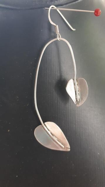 Enkele Zilveren Design Oorbel /Hanger m. Signatuur + nummer. beschikbaar voor biedingen