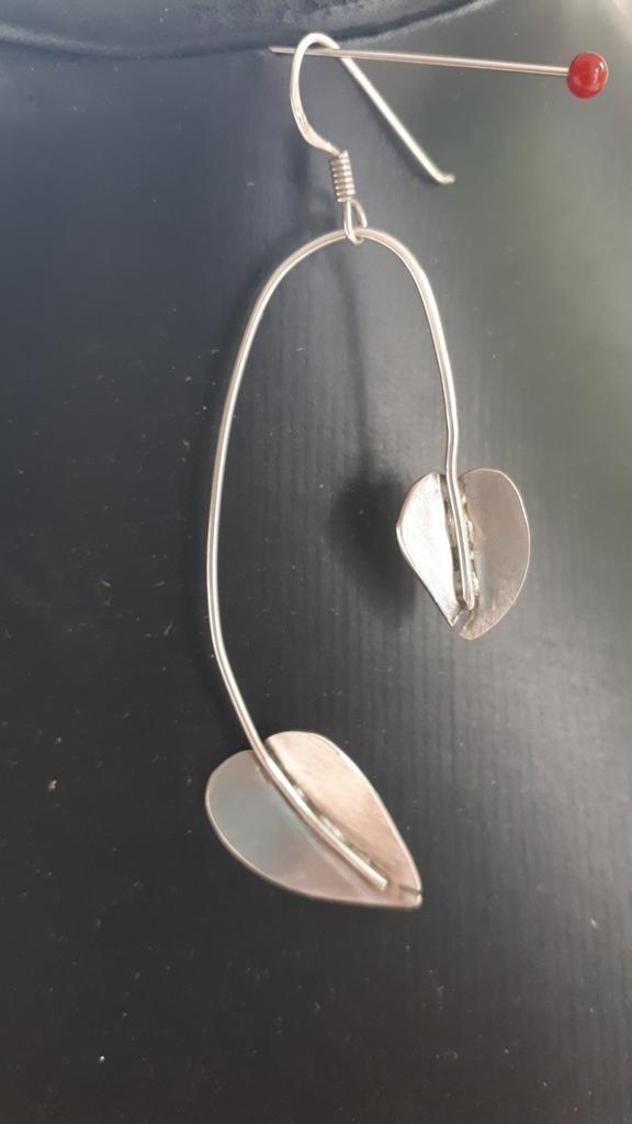 Enkele Zilveren Design Oorbel /Hanger m. Signatuur + nummer., Sieraden, Tassen en Uiterlijk, Antieke sieraden, Oorbellen, Zilver