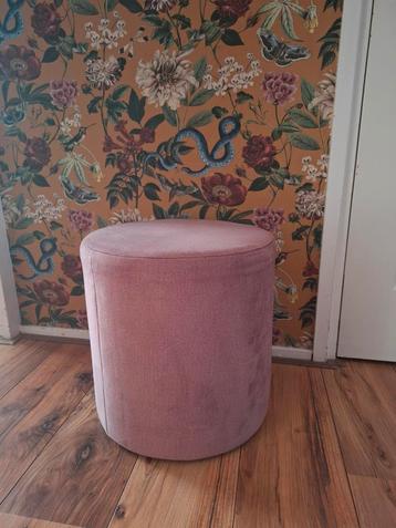 Roze velvet poef beschikbaar voor biedingen