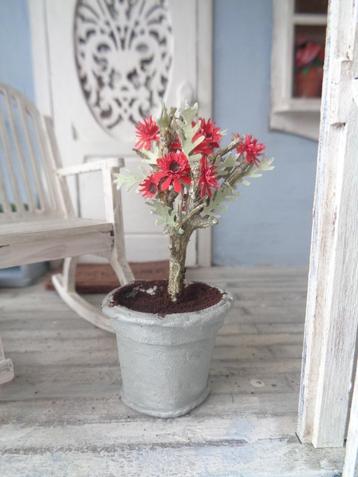 Plant in brocante pot....Poppenhuis 1:12... (Nr F15)*    beschikbaar voor biedingen