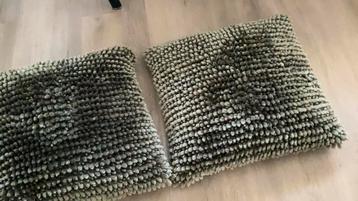 2x sierkussen mosgroen bijna nieuw beschikbaar voor biedingen