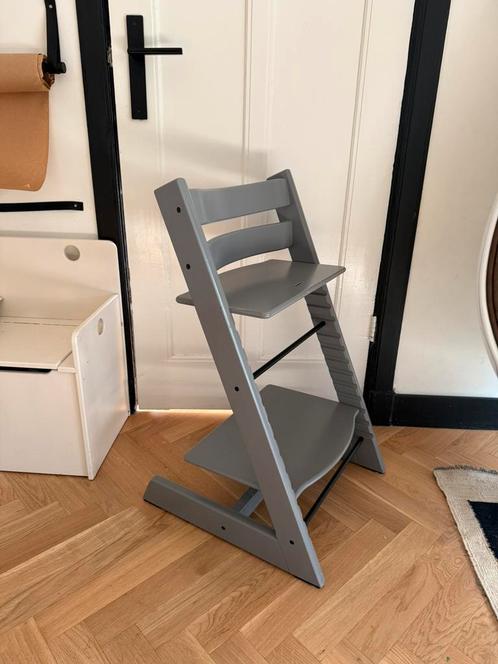 Grijze Tripp Trapp stoel mooie staat, Kinderen en Baby's, Kinderstoelen, Zo goed als nieuw, Meegroeistoel, Ophalen