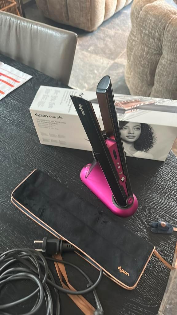 Dyson Corrale stijltang, Sieraden, Tassen en Uiterlijk, Beautycases, Zo goed als nieuw, Roze, Met slot, Ophalen of Verzenden