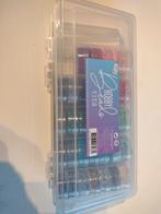 33 doosjes diverse kleuren kraaltjes / kralen a 15 gram, Ophalen, Nieuw, Kraal