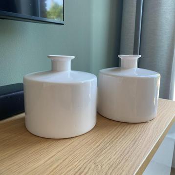 Set van 2 witte ronde vaasjes – stijlvol & tijdloos beschikbaar voor biedingen