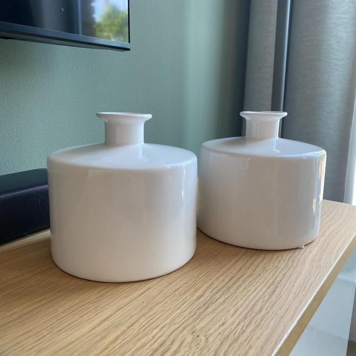 Set van 2 witte ronde vaasjes – stijlvol & tijdloos, Huis en Inrichting, Woonaccessoires | Vazen, Zo goed als nieuw, Wit, Minder dan 50 cm