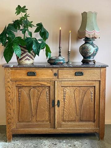 Vintage houten kast met marmeren blad beschikbaar voor biedingen