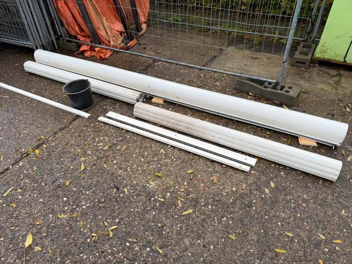 Wit rolluik 405 cm breed 2 pantsers 1 geheel, Doe-het-zelf en Verbouw, Rolluiken, Zo goed als nieuw, 200 cm of meer, Ophalen