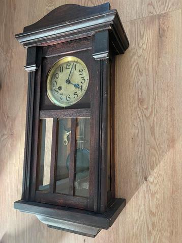 Antieke Wandklok met Slinger beschikbaar voor biedingen