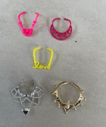 Barbie poppen meubelen accessoires schoentjes kleertjes beschikbaar voor biedingen