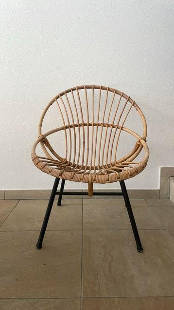 Klein rotan stoeltje beschikbaar voor biedingen