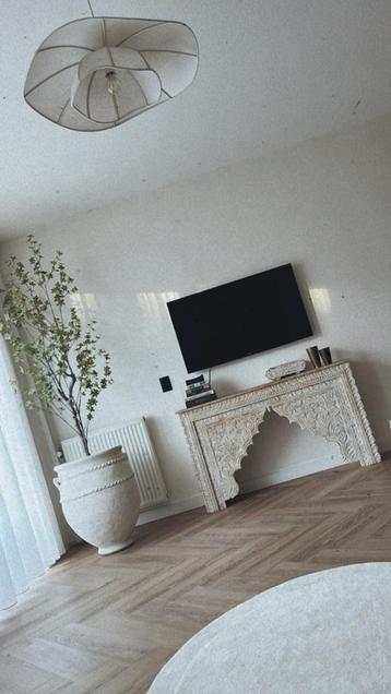 Handgesneden Sidetable / Dressoir beschikbaar voor biedingen