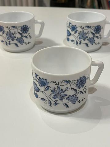 3 Arcopal Aster Blue Onion kopjes beschikbaar voor biedingen