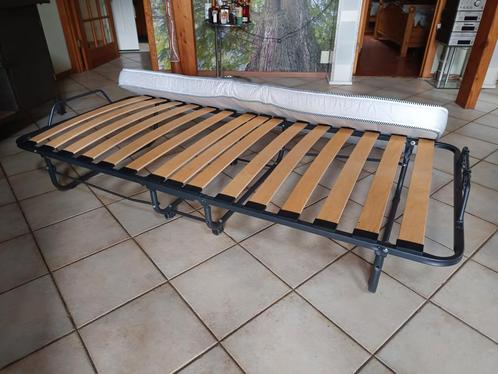 Logeerbed vouwbed opklapbed, Huis en Inrichting, Slaapkamer | Bedden, Zo goed als nieuw, Eenpersoons, 90 cm, 200 cm, Metaal, Bruin