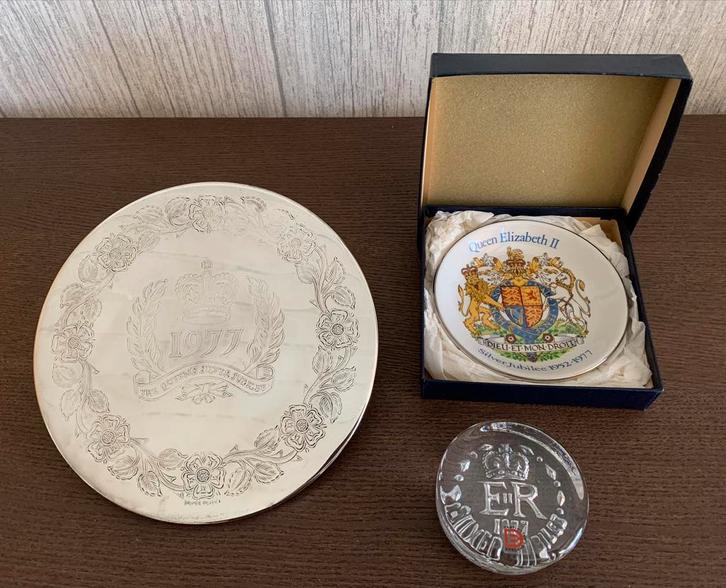 Verzilverd bord, schotel & presse-papier 25 jr Elizabeth II, Verzamelen, Koninklijk Huis en Royalty, Gebruikt, Servies, Ophalen of Verzenden