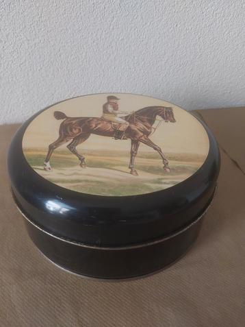 Mooi rond zwart blik met ruiter op paard beschikbaar voor biedingen