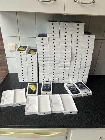 LEGE DOOSJES !!  96 stuks lege Iphone doosjes , 16e en SE  beschikbaar voor biedingen