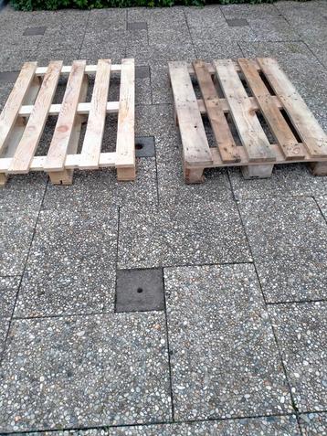 Twee euro pallets en een dezelfde maat pallet zie foto, s  beschikbaar voor biedingen