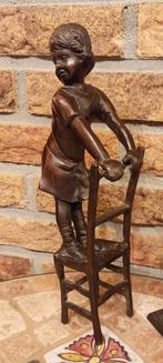 Bronze beeld meisje op stoel NICK, Antiek en Kunst, Antiek | Koper en Brons, Ophalen of Verzenden