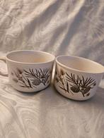 Twee vintage kopjes met dennenappel design, Gebruikt, Ophalen of Verzenden, Kom(men), Overige stijlen