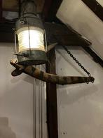 Oude stormlamp + houten juk met haken, Ophalen