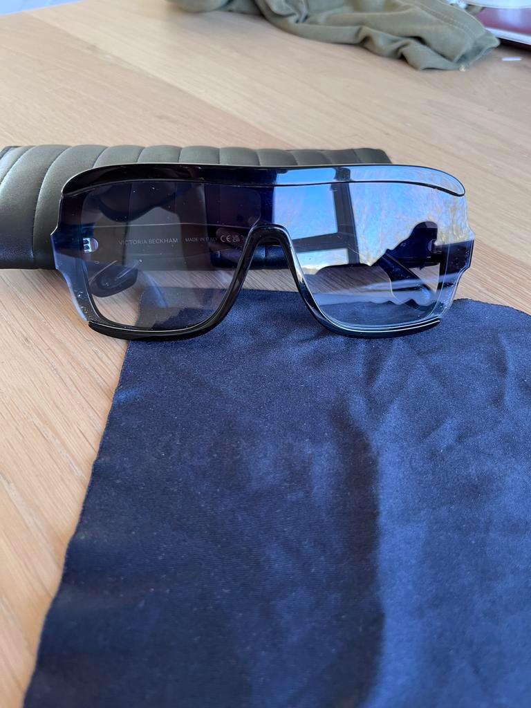 Victoria Beckham Zonnebril - Stijlvol en Elegant, Overige merken, Zonnebril, Verzenden, Zwart