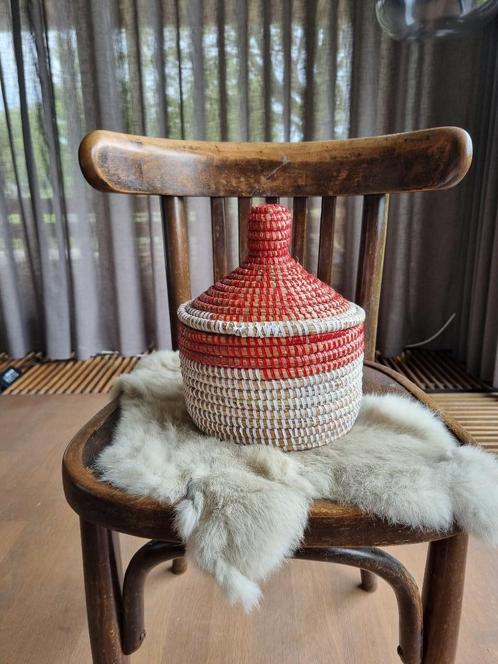 afrikaanse opbergmandje rood wit handgemaakt in Senegal, Huis en Inrichting, Woonaccessoires | Schalen en Manden, Nieuw, Mand