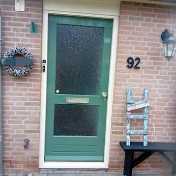 Groene Buitendeur met Glas beschikbaar voor biedingen