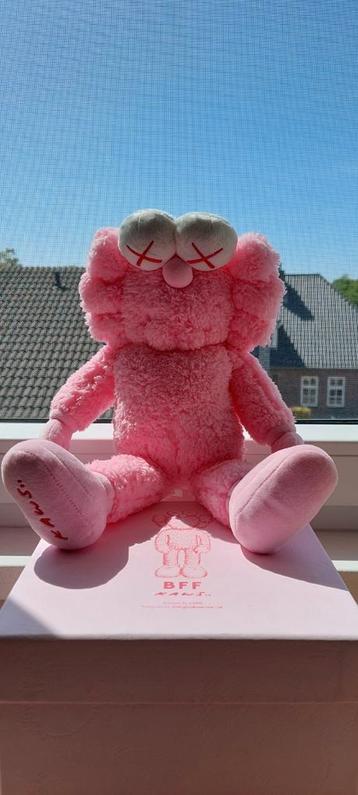 Kaws Pink BFF beschikbaar voor biedingen