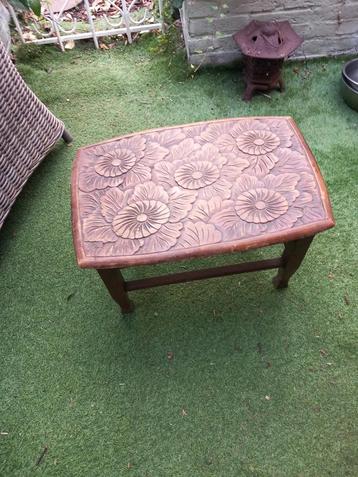 Houten tafeltje met snijwerk beschikbaar voor biedingen
