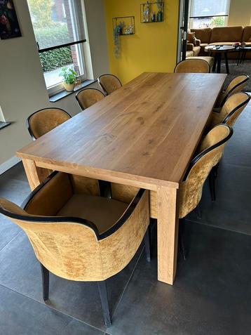 Grote tafel met 8 luxe stoelen beschikbaar voor biedingen