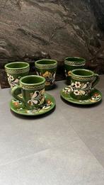 Vijf vintage groene keramische kop en schotel en mokken, Ophalen of Verzenden