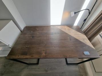 Bureau met houten blad en metalen frame beschikbaar voor biedingen