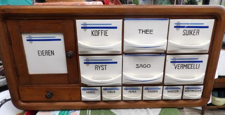 oude kruidenkast/ keukenkast met laden porselein, Antiek en Kunst, Antiek | Keukenbenodigdheden, Ophalen of Verzenden