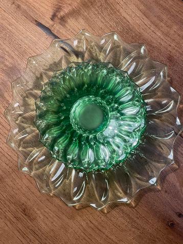 Vintage gebaksschaal en gebaksbordjes groen glas beschikbaar voor biedingen