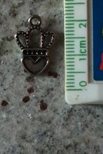 hanger kroontje op hart (metaal), Sieraden, Tassen en Uiterlijk, Kettinghangers, Overige materialen, Gebruikt, Ophalen of Verzenden