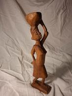 Houtsnijwerk beeldje Afrikaanse kruikendraagster, Antiek en Kunst, Ophalen of Verzenden
