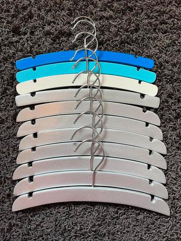 11 kinder kledinghangers beschikbaar voor biedingen