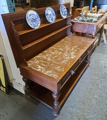 Unieke antieke salontafel maar ook als display te gebruiken beschikbaar voor biedingen