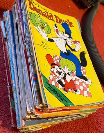 Stapel Donald Ducks jaren 70 beschikbaar voor biedingen