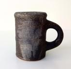 Keramiek beker met oor paars grijs Knepper Mobach 3608-k, Antiek en Kunst, Antiek | Keramiek en Aardewerk, Ophalen of Verzenden