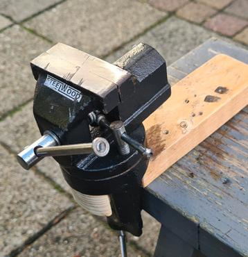 Mini bankschroef beschikbaar voor biedingen