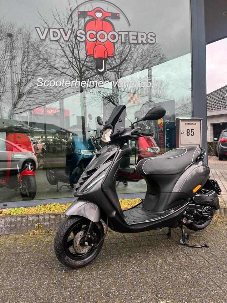 Dikke piaggio zip 4t 2v brom, Fietsen en Brommers, Scooters | Piaggio, Zo goed als nieuw, Zip, Maximaal 45 km/u, Benzine, Ophalen