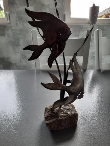   sculptuur van metaal vissen in het riet   beschikbaar voor biedingen