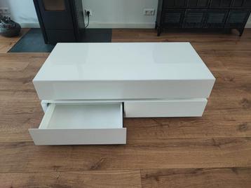 Hoogglans witte salontafel beschikbaar voor biedingen