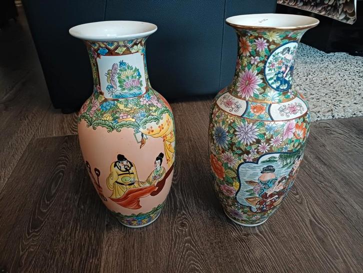 Twee decoratieve Chinese vazen met oosterse motieven, Antiek en Kunst, Antiek | Vazen, Ophalen of Verzenden